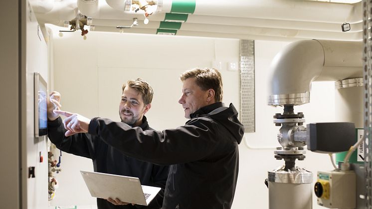 Drifttekniker Niklas Johansson och driftchef Robert Schwartze arbetar med Hotell Hedens energisystem.jpg