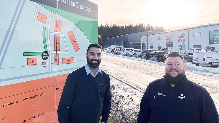 Regionchef Manpreet Bajaj och stationschef Daniel Sturesson på plats i Uppsala Fullerö.jpg