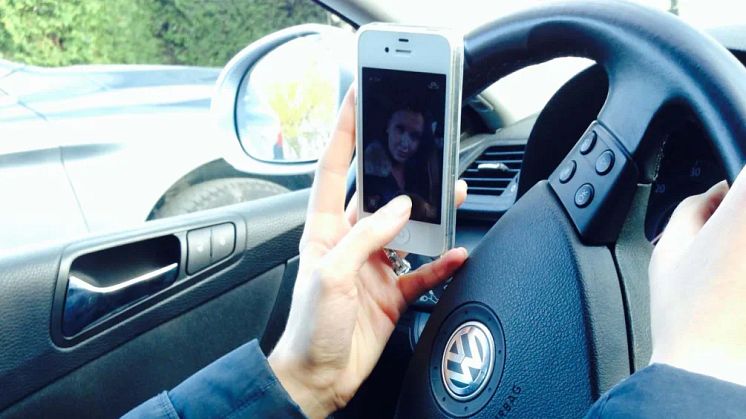 6 av 10 bilister har opplevd at mobilen har tatt oppmerksomheten bort fra veien. I vedlagte video kan du se hvor galt det kan gå.