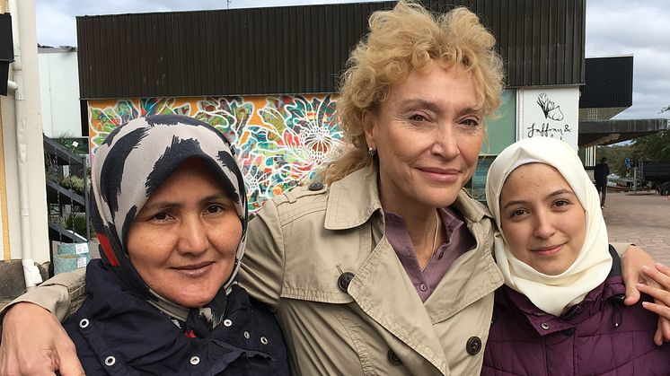 Från vänster Hawa Mohammadi, språkstödjare på dari och persiska, Anna Folmer Söderberg, projektansvarig och Zaina Helal, språkstödjare på arabiska. 