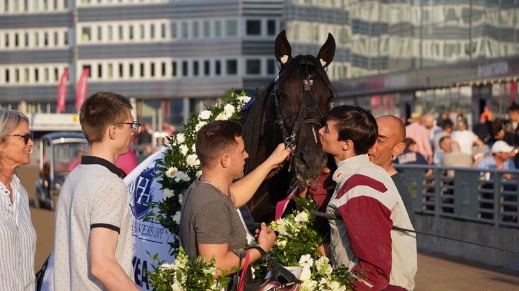 Izoard Vedaquais vann Harper Hanovers på nytt världsrekord. Foto Solvalla