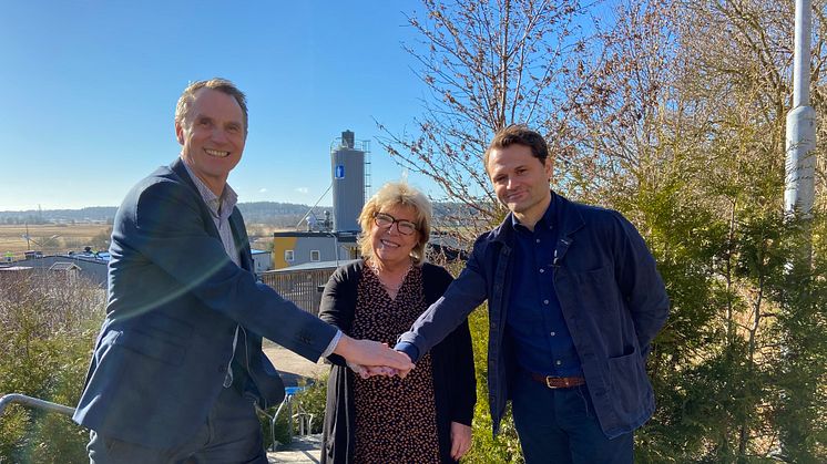 Karl Lundgren, förvaltningschef Teknik, Monica Neptun (L) nämndsordförande Teknik och Michael Sundhäll, VD Byggdialog AB.