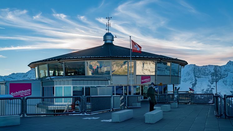 Das Gipfelgebäude Schilthorn - Piz Gloria im Morgenlicht