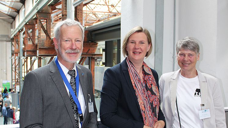 Professorin Dr. Asta Richter (r.) gemeinsam mit ihrer früheren Studentin und heutigen Studiendekanin an der FH Stralsund, Professorin Dr.-Ing. Petra Maier, sowie Prof. Dr. Siegfried Rolle, TH-Studiengangsprecher Physikalische Technologien.