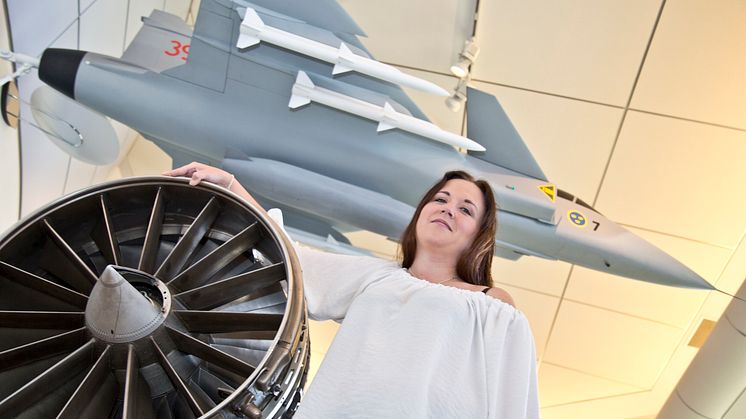 Veronica Fornlöf, som försvarar sin licentiatavhandling 30 maj, jobbar till vardags med motorn till stridsflygplanet JAS 39 Gripen i den spännande miljön på GKN Aerospace i Trollhättan.  (Foto: Jukka Lamminluoto )