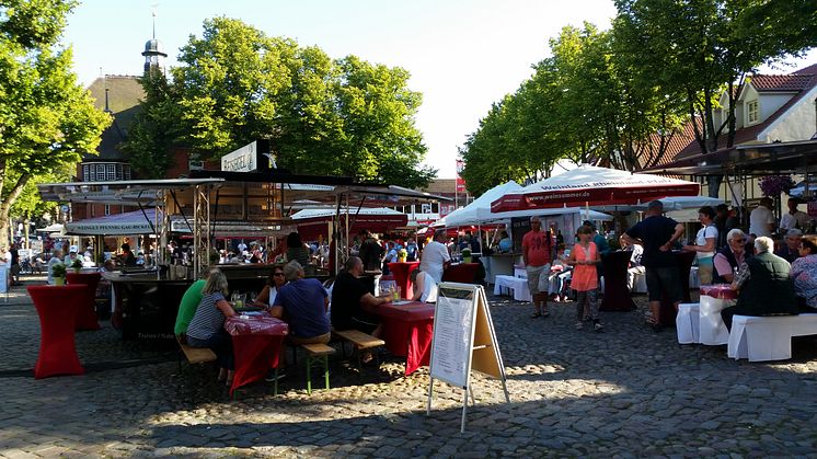 Weinsommer auf dem Burger Marktplatz © Tourismus-Service Fehmarn, Foto Almut Wiemold