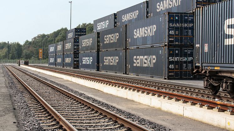 Varje vecka transporteras containrar med returlådor från Västerås ner till Duisburg i Tyskland