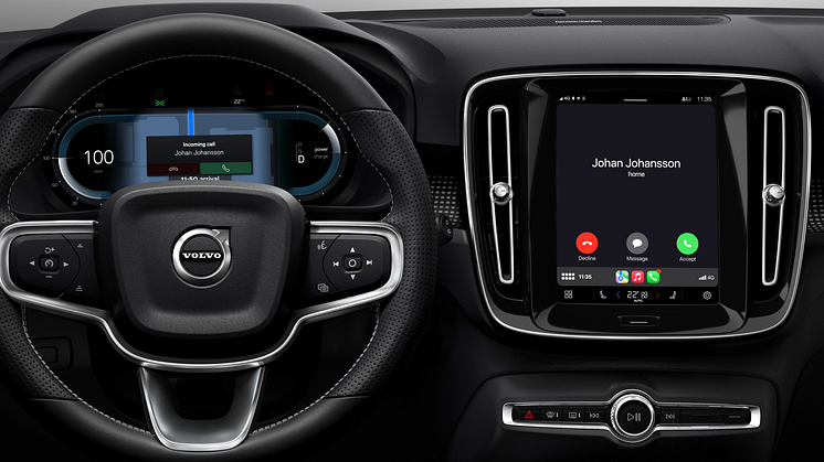 Volvo_XC40_Recharge_-_Incoming_call_on_driver_display_and_centre_display