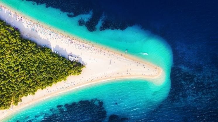 Die Insel Brač in Kroatien bietet eine Vielzahl von traumhaften Stränden mit kristallklarem Wasser.