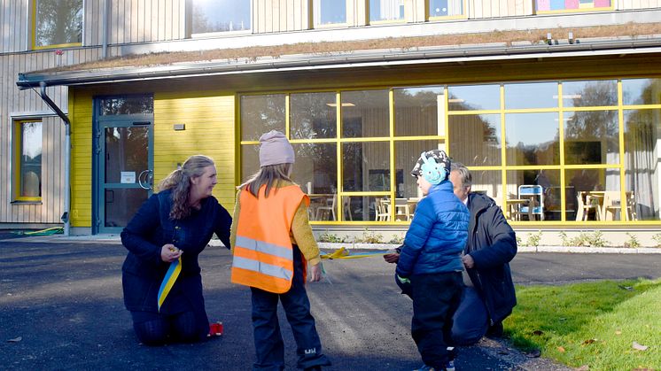 Monica Bubbholz, teknik- och fastighetsnämnden och Niklas Wikström, barn- och ungdomsnämnden klippte tillsammans med två av förskolans barn bandet och förklarade förskolan invigd. 