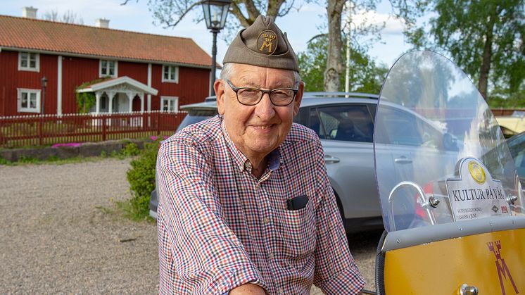 Kjell Boberg jobbade som vägsamarit på 50-talet. Nu ställer han ut sin motorcykel på Riksettanrallyt.