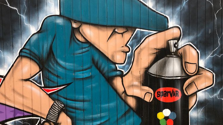 Der Dortmunder Hafen hat schon eine lebendige Graffiti-Kultur, die Hall of Fame verstärkt die bunte Industriekulisse.