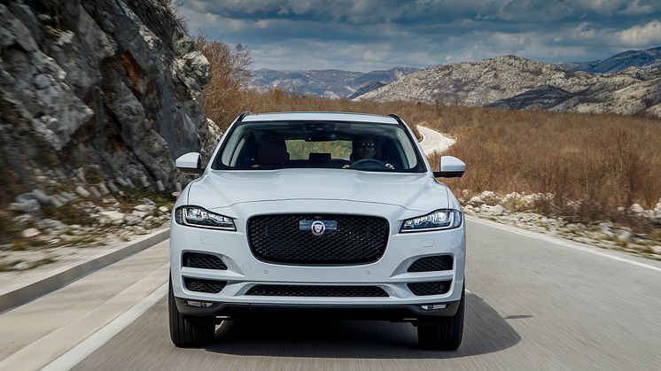 J_F-PACE_Drives_GlacierWhite