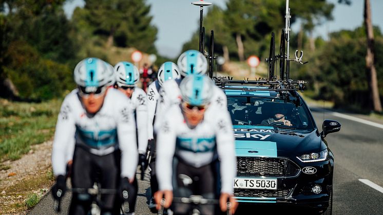 A Team Sky edzése Mallorcán egy Mondeo ST-Line kísérőautóval