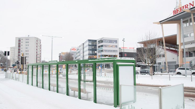 Busskörfält och mittförlagda hållplatser med nya väderskydd vid Eyra idrottsområde (tidigare Behrn Arena). Foto: Fredrik Kellén