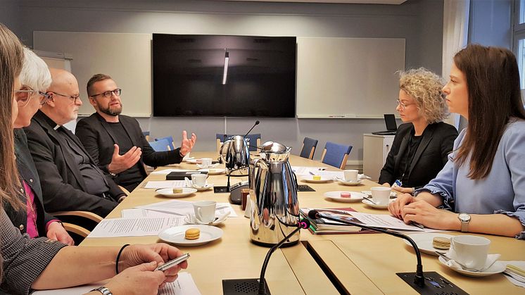 Kyrkoledarna i möte med statsråd Åsa Lindhagen. Foto: Mikael Stjernberg.