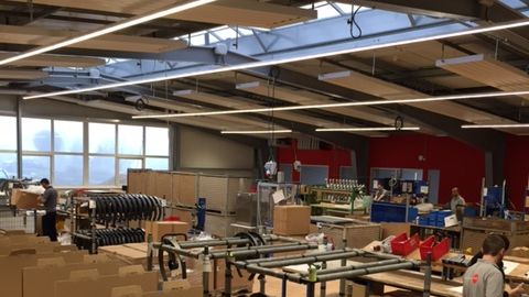 aeris auf Expansionskurs: Blick in die neue Produktions- und Lagerhalle mit Glasdach in Horgau 