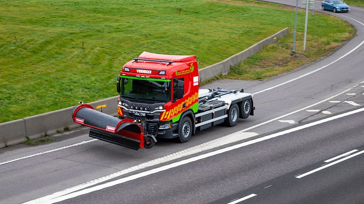 Denne Scania 25P-krokbilen er den første som skal brukes til brøyting i Skandinavia. Entreprenør Veidekke skal drifte riks-og Europaveiene i Vestfold og Telemark og skal teste hvordan elbil faktisk fungerer på den kontrakten.
