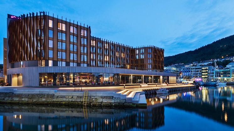 I Solheimsviken i Bergen har GC Rieber Eiendom bygget Viken Brygge. Bygningen huser hotel Moxy Bergen og restaurant Ostra. Foto: GC Rieber Eiendom AS