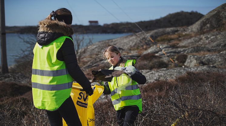 Städning av Bohuskusten fortsätter i juni. Foto: Petter Trens.