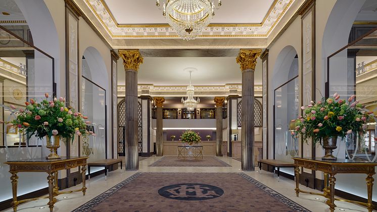 Lysande ny lobby välkomnar gäster på Grand Hôtel