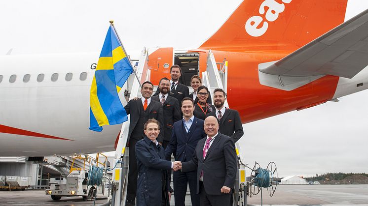 Neil Slaven, UK Commercial Manager easyJet, och Kjell-Åke Westin, flygplatsdirektör, i ett handslag på Arlanda
