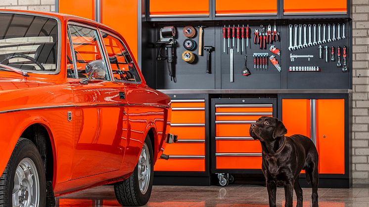 Orange Volvo 142 från 1973 framför en orange garageinredning från PELA Tools