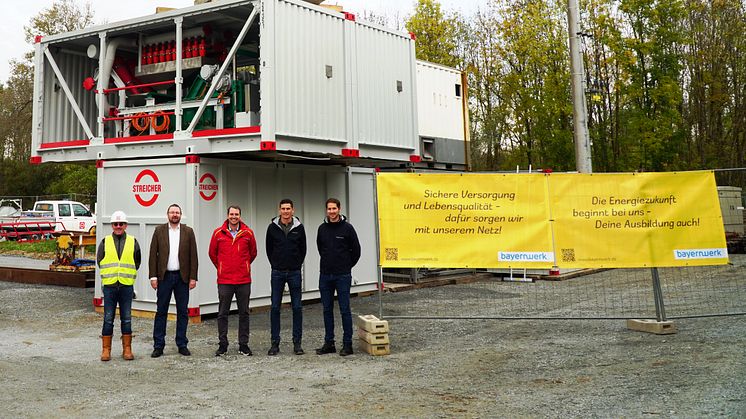 Startschuss für die Isarunterquerung: Roland Riedl, Leiter Bohrtechnik der Firma Streicher, Tobias Brockel vom Bayernwerk, Landaus Bürgermeister Matthias Kohlmayer, Christoph Wagensoner sowie Michael Kollmeder, ebenfalls vom Bayernwerk.