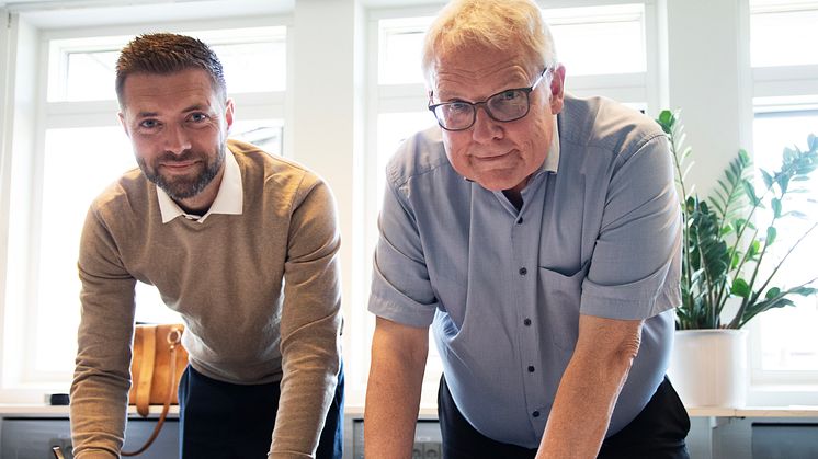 Glostrups borgmester Kasper Damsgaard og Albertslunds borgmester Steen Christiansen underskriver partnerskabsaftalen med Væksthuset.