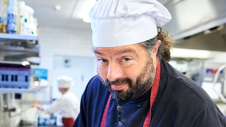 Ivan Henriksen i restaurangköket på Lövängsskolan.