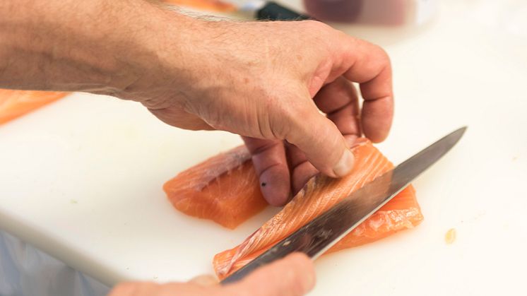 Das beste aus zwei Welten: perfekte Schnitttechnik in japanischer Sushi-Tradition und norwegischer Lachs.
