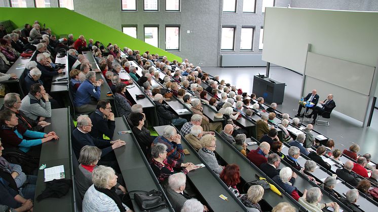 Die mehr als 300 Teilnehmerinnen und Teilnehmer begrüßten im Audimax den Ministerpräsidenten des Landes Brandenburg, Dr. Dietmar Woidke.