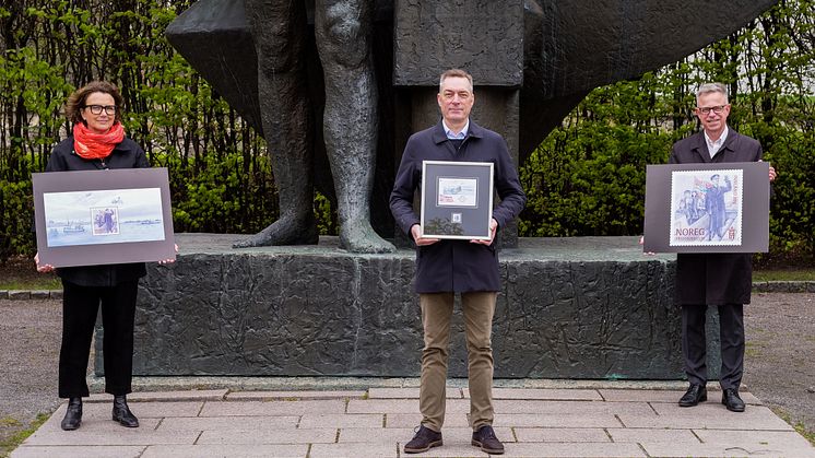 Posten gir 8. mai 2020 ut et frimerke og miniatyrark for å markere 75 år med fred i Norge. Fra venstre Postens konsernsjef Tone Wille, forsvarsminister Frank Bakke-Jensen og frimerkedirektør Halvor Fasting. Foto: Tore Oksnes, Posten