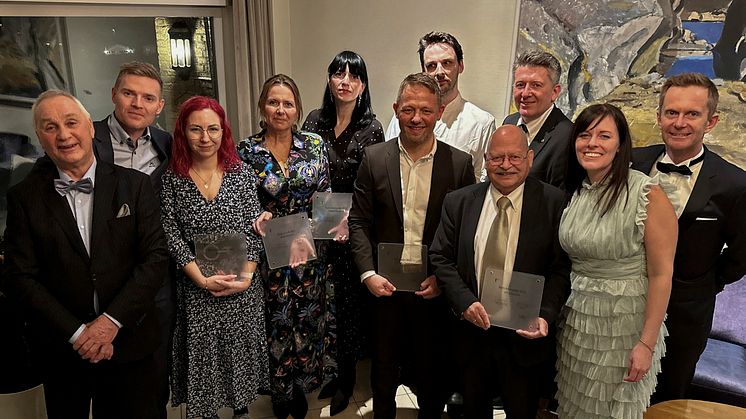 PRISVINNERE: Classic Norway-eier Erik Berg (tv) og adm.dir. Stephen Meinich-Bache (bak til høyre) med en stolt bukett prisvinnere under årets Classic Norway Hotels Award. 