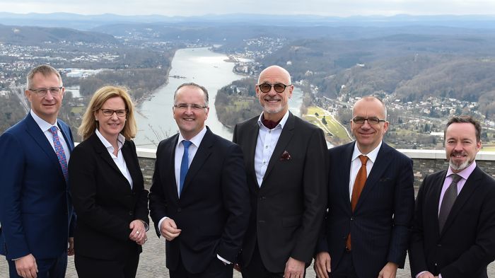 apoBank-Vorstand Holger Wessling (links) und Volker Mauß (3. v. l.) mit den Referenten (v. l.) Dr. Andrea Mutschall, Heribert Karch, Dr. Hanno Kühn und Frank Dornseifer; Foto: apoBank