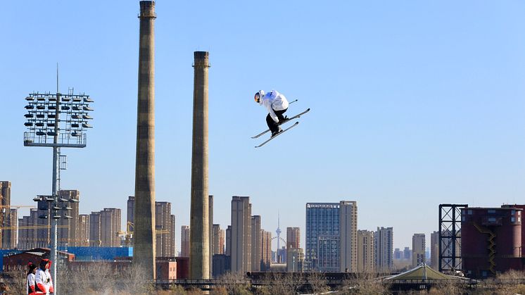 Jesper Tjäder under världscupen i big air på den gamla OS-arenen från 2022. Foto: FIS. 