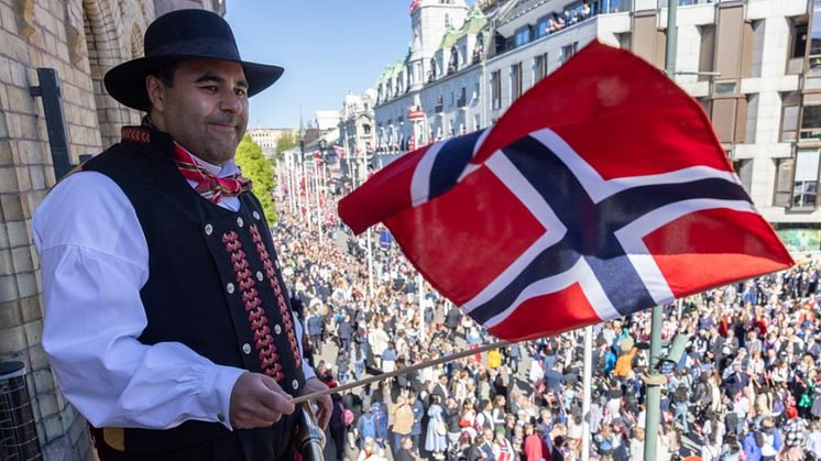 Stortingspresident Ghrahkhani hilser et rekordlangt barnetog på 17. mai (Foto: Stortinget)