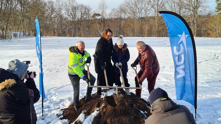 Idag, den 30 november togs första spadtaget till en ny grundskola i Örkelljunga av David Fritzon-Bratt, affärschef NCC Building Sverige, Anneli Eskilandersson, Utbildningsnämndens ordf. (SD), Mila Pancevska, Namngivare, Niclas Bengtsson KSO (SD)  