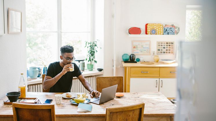 En av fyra personer kan nu, under rådande läge, tänka sig att köpa en bostad i Sverige digitalt. Det visar en undersökning från Mäklarhuset.