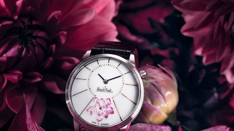 Die Kirschblüte des Modells Cherry Blossom wird in Rosé handbemalt. 