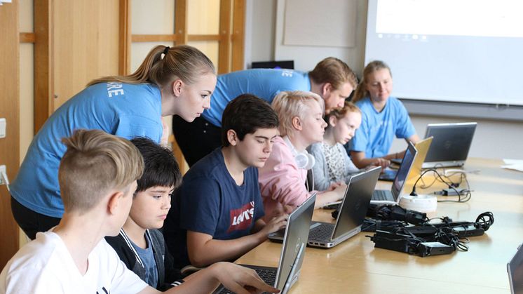 Capgemini ska stödja Hello World! med att träna barn och ungdommar i kodning och programmering