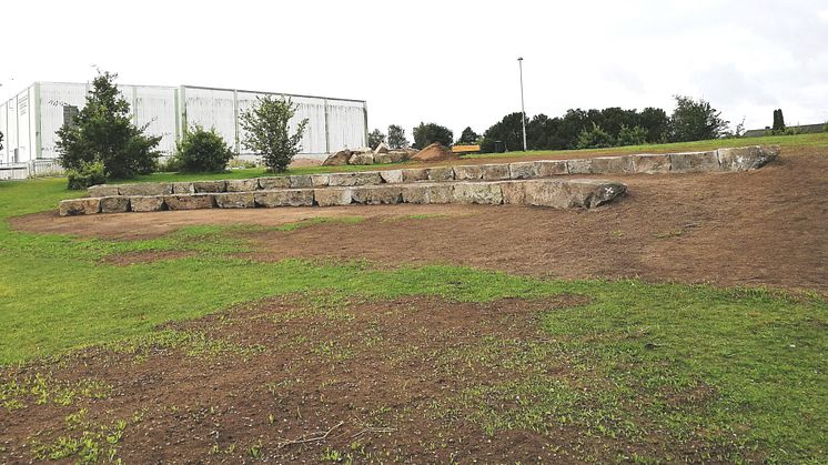 Historiska stenblock blir stenblock från lokvändarstallarna blir sittplatser.