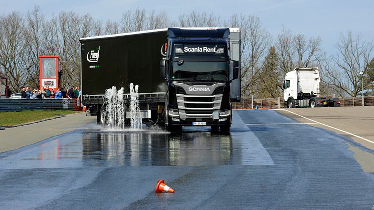 Übung macht den Meister: Das Scania Fahrsicherheitstraining auf dem Sachsenring hilft Fahrern, künftig sicherer und entspannter mit dem Lkw unterwegs zu sein. 