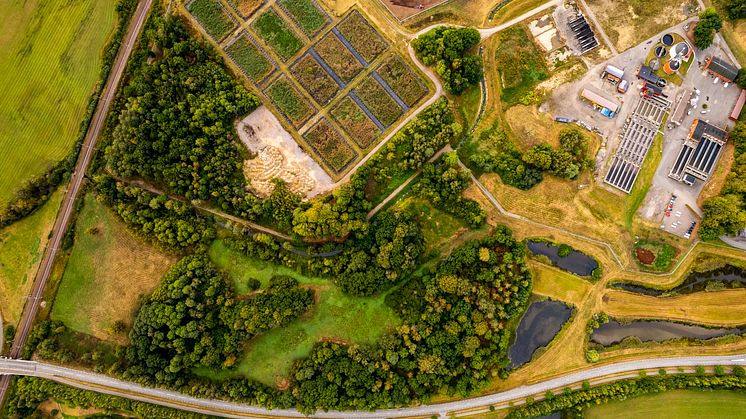 Flygfoto över reningsverket i Hässleholm. I bildens vänstra del kommer en ny och större yta anläggas.  