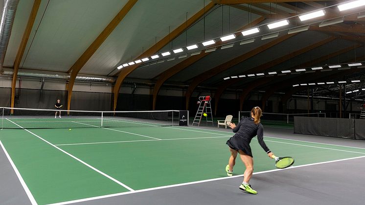 Elektroskandia har levererarat belysningsarmaturen Tuff Sport till Baldershallen, Sveriges största rackethall.