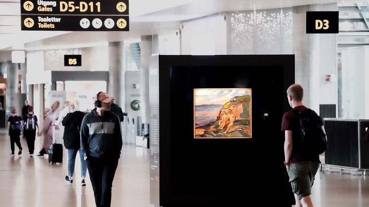 Kunstverkene som nå vises ved Oslo lufthavn er maleriet Solbadere på svaberg (1915) og litografisk sten, Stoffveksling (1916) Foto: Avinor