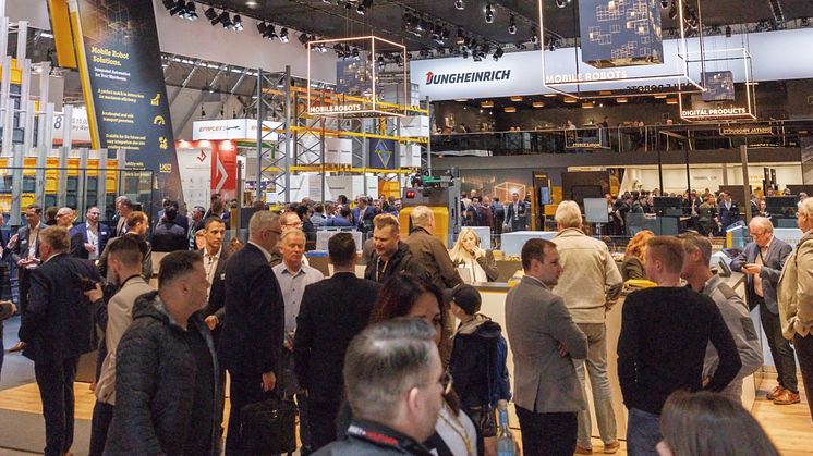 Monterbild från Jungheinrich monter på mässan LogiMAT i Stuttgart, Tyskland.