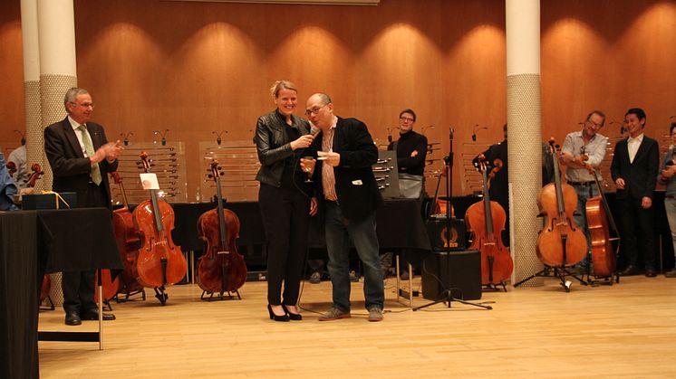 v.l.n.r. : Dr. Lothar Stöckbauer (Vorstandsmitglied SINFONIMA-Stiftung), Susanne Leuthner (Leiterin SINFONIMA) und Dr. Andy Lim (Darling Publications)