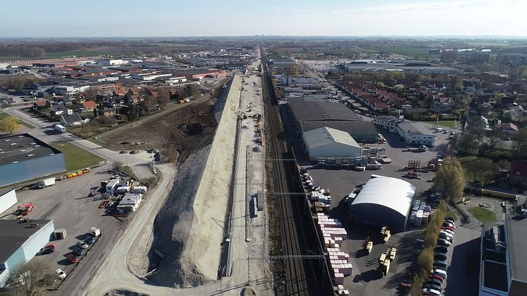 Bullerskyddsvallen genom Arlöv där en del av massorna från ombyggnaden hamnat. Bild: Trafikverket/JV, NCC/OHL