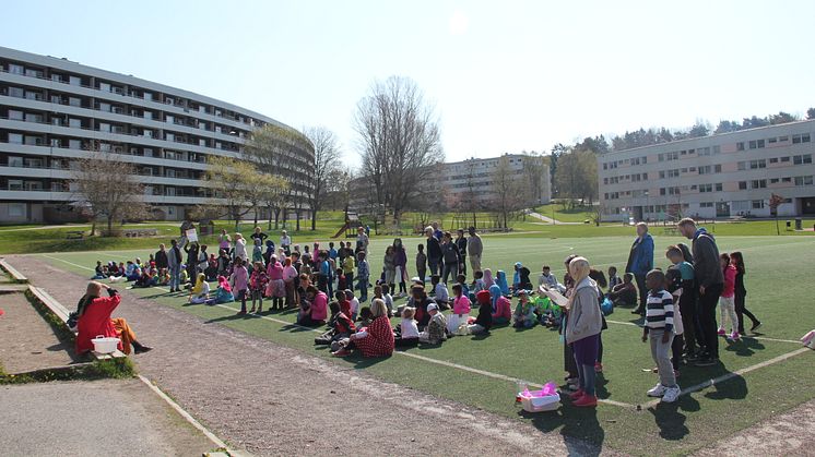 Så här såg det ut när Brandkärrskolan i Nyköping samlades inför en gemensam slöjdaktivitet i våras. 